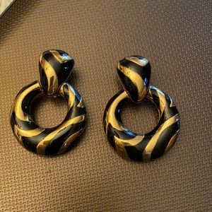 This lovely pair of vintage earrings are black and gold hoops.